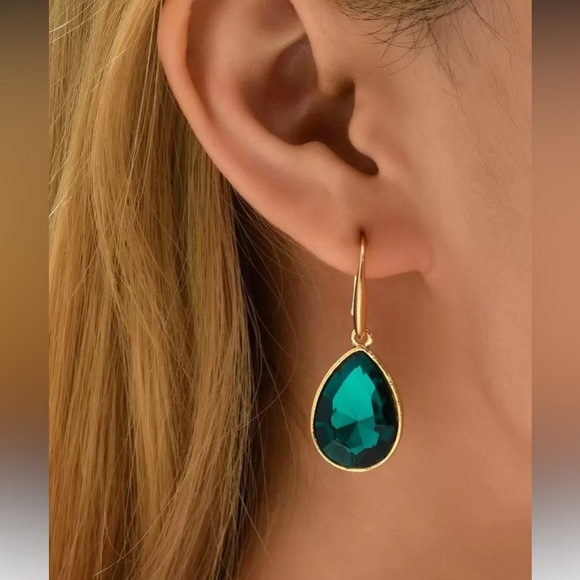 Elegant Green and Gold Teardrop Earrings